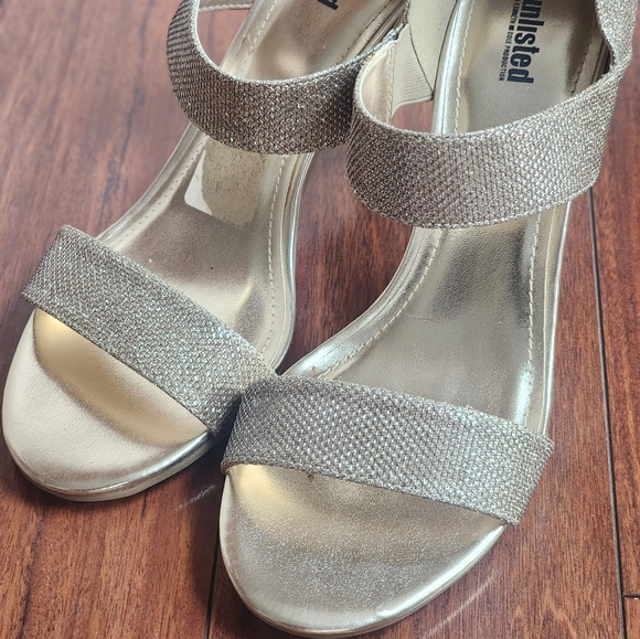 NWOT Unlisted gold heels - Picture 3 of 15